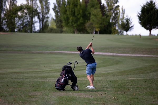 Rozpocznij przygodę z golfem: Co warto wiedzieć przed pierwszą lekcją?