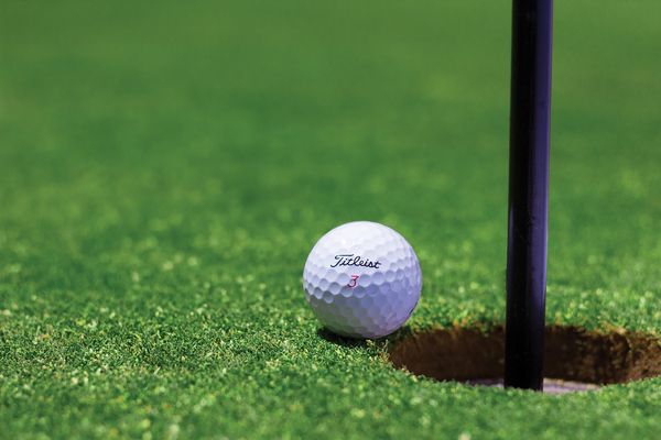 Podróż w ślad za małą białą piłką – najlepsze polskie pola golfowe do odkrycia